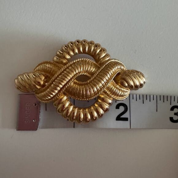 Christian Dior Vintage 80s Vintage Large Textured Interlocked Rope Twist Brooch - Picture 5 of 6